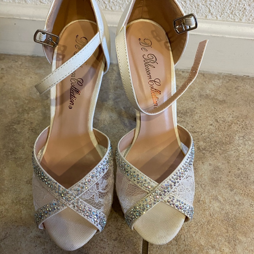 De Blossom Collection white shoes